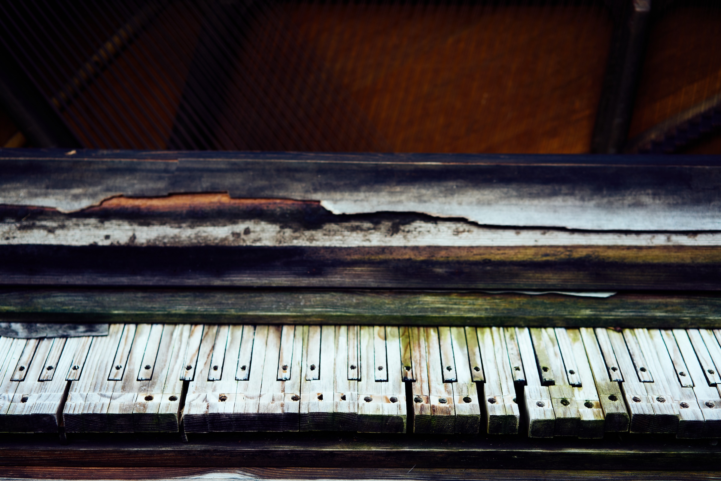 An old, broken piano.